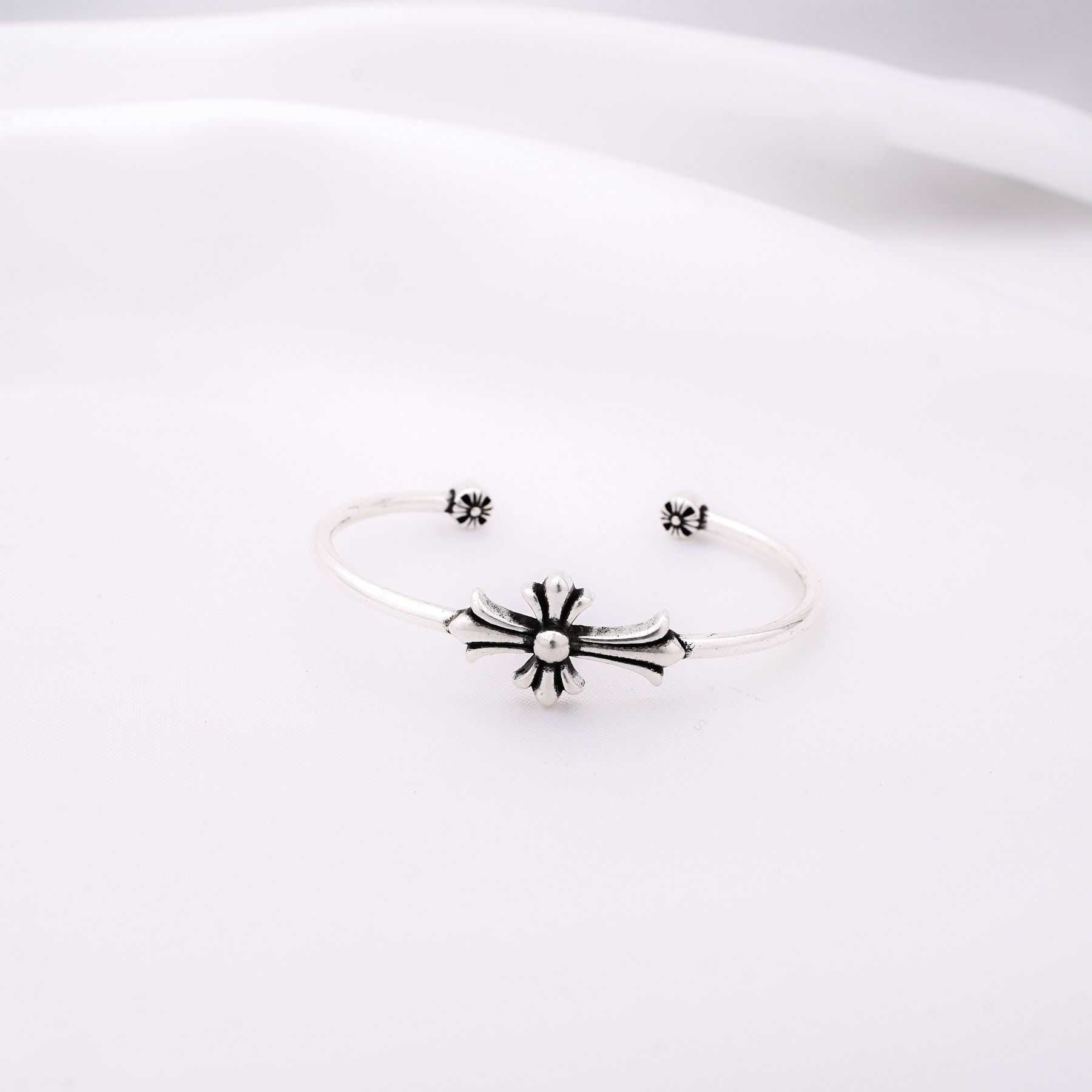 CROSS HANDCUFF - SILVER
