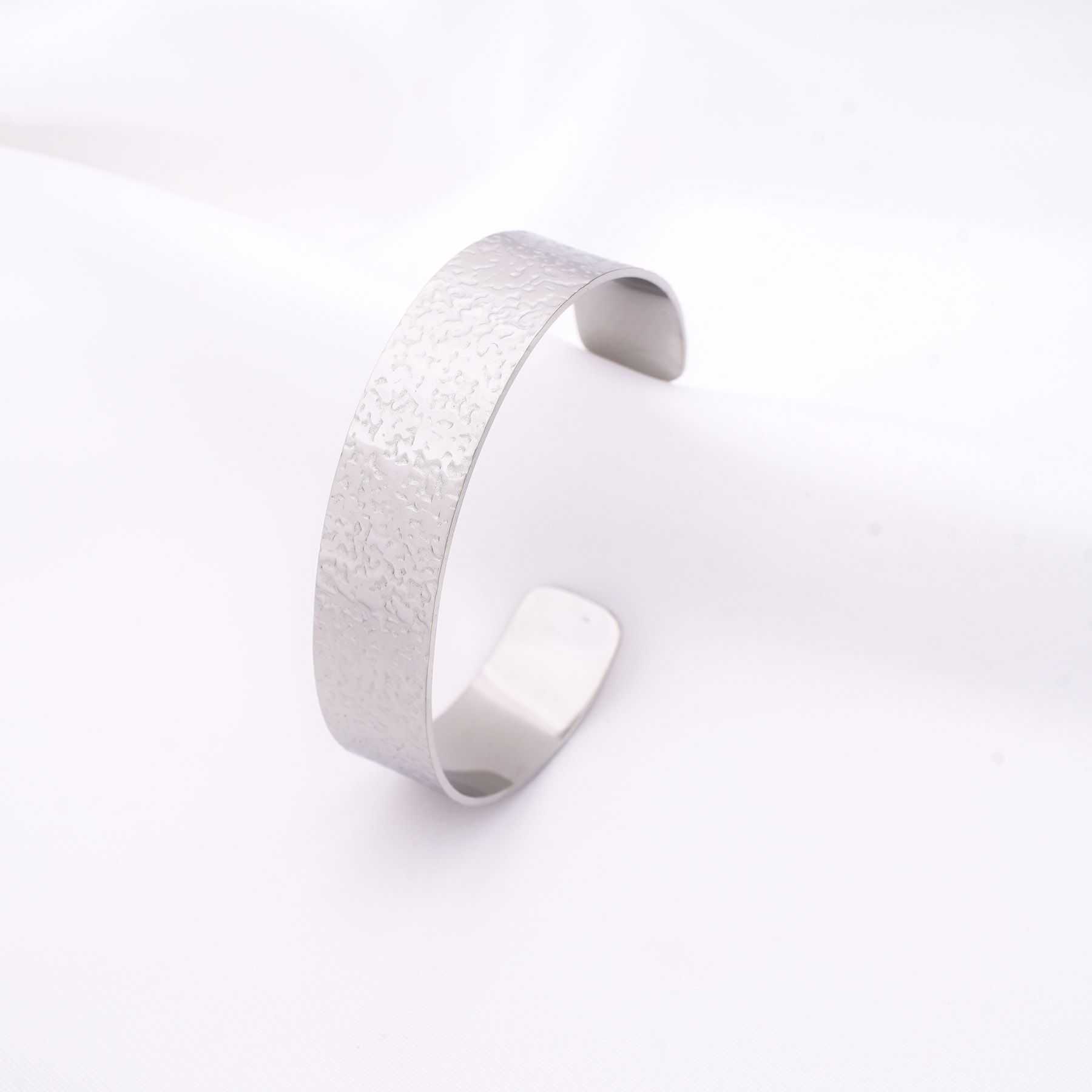 RHOXANE HANDCUFF - SILVER