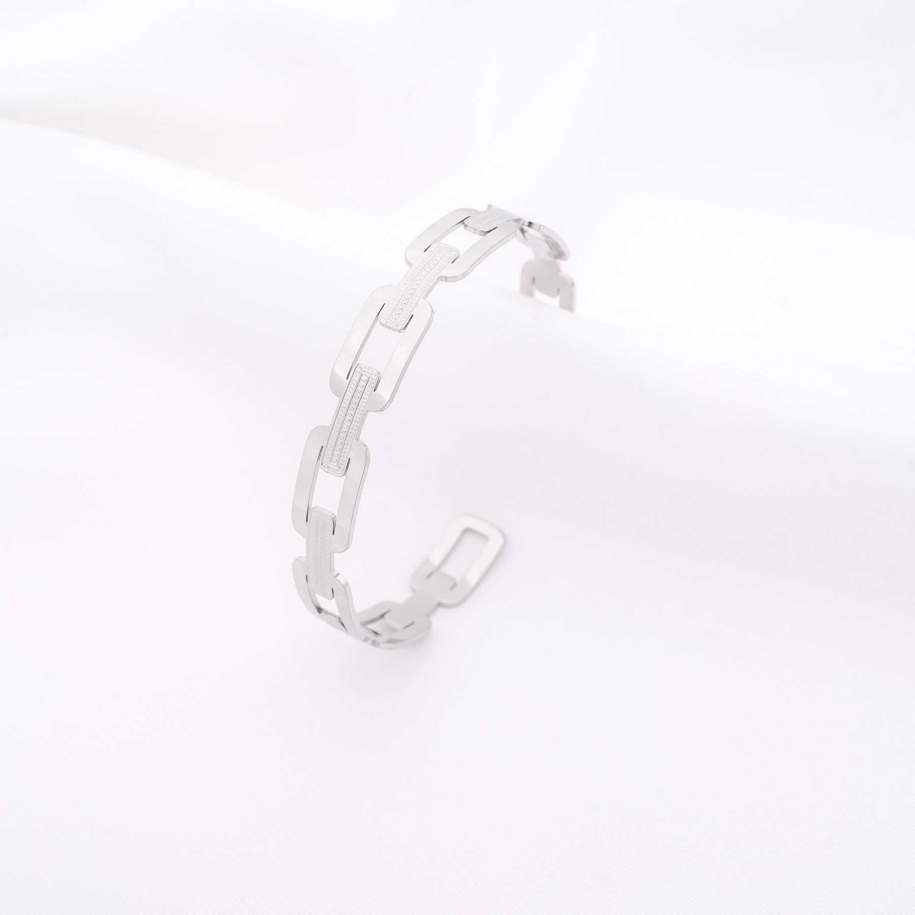 KORINNA HANDCUFF - SILVER