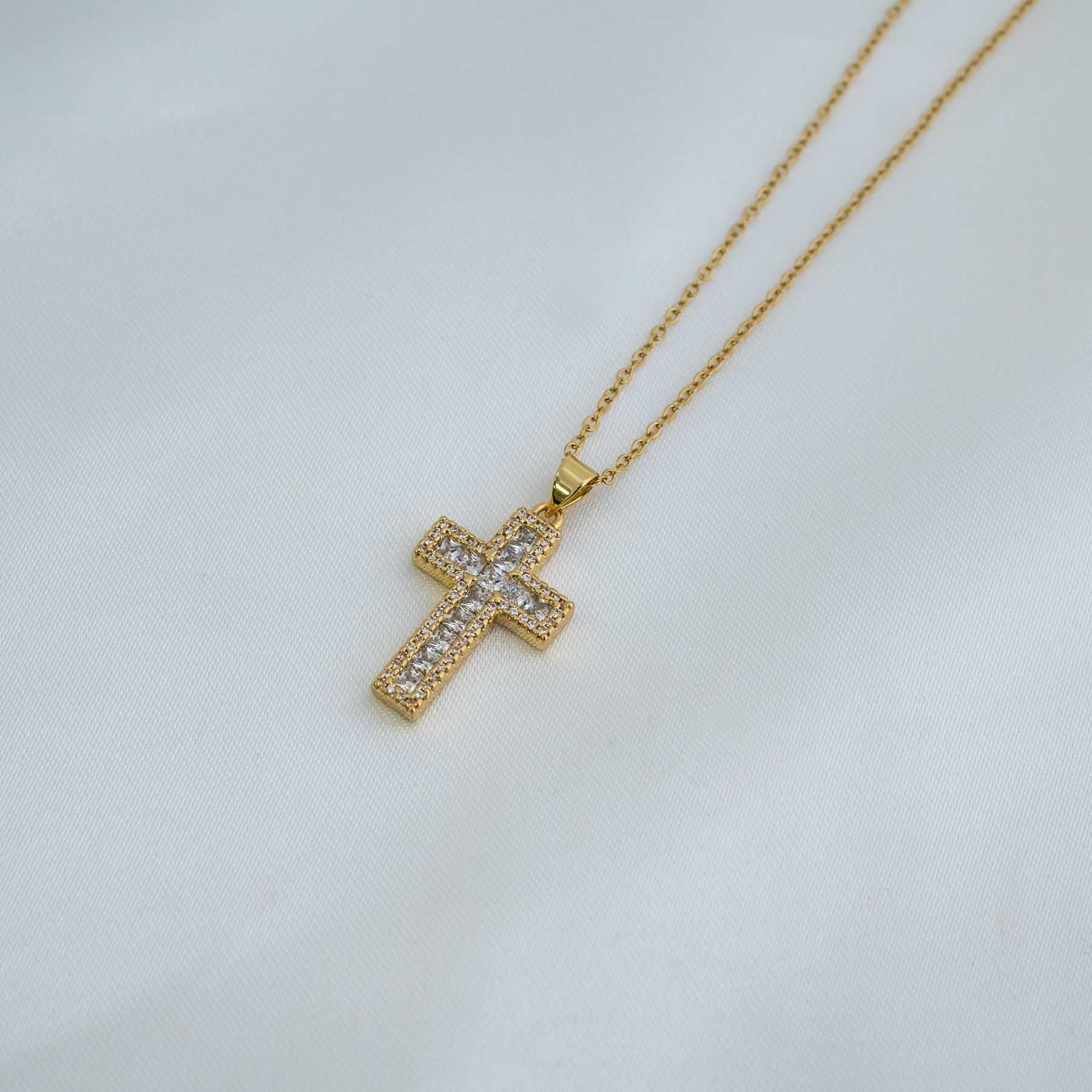 CROSS NECKLACE - GOLD
